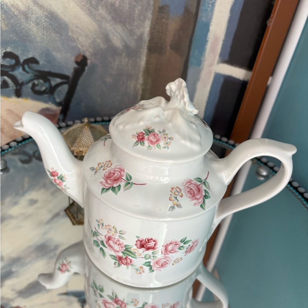 Arthur Wood elegant teapot made in England 6330 10 by 7 ht perfect condition